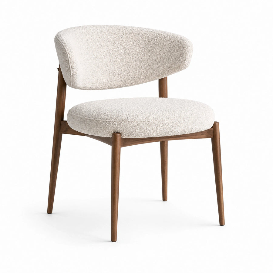 Gepolsterter Esszimmerstuhl mit cremefarbenem Strukturstoff und braunem Holzgestell, 62 × 57 × 79 cm