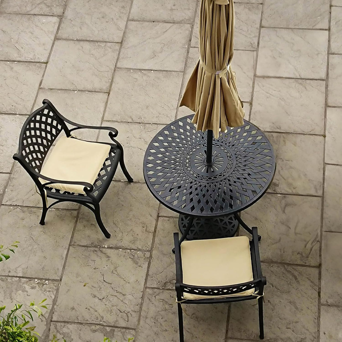 Lazy Susan Essgruppe, 88 cm, Bronze/Beige, Runder Mia Gartentisch in Antik Bronze mit 2 Kate Stühlen, Nachhaltiges Sandguss-Aluminium