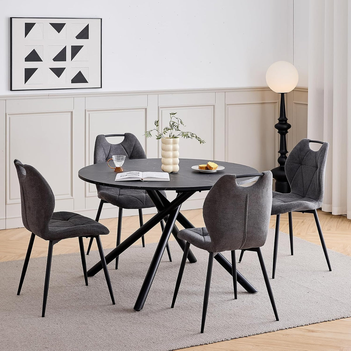 HJhomeheart Essgruppe, Esstisch: 115 x 115 x 73 cm, Esszimmerstühle: 48 x 44 x 86 cm. Dieses Produkt umfasst einen Esstisch und vier Esszimmerstühle